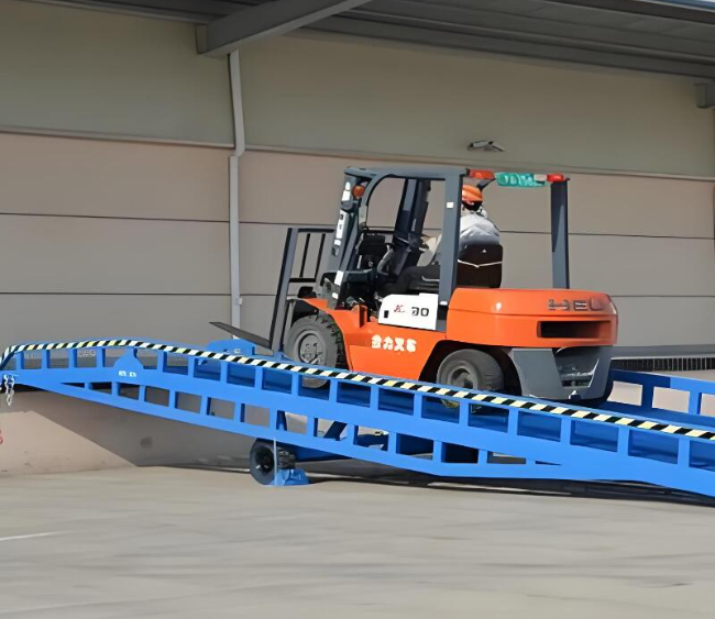 塔什库尔干移动式卸货平台（叉车用）